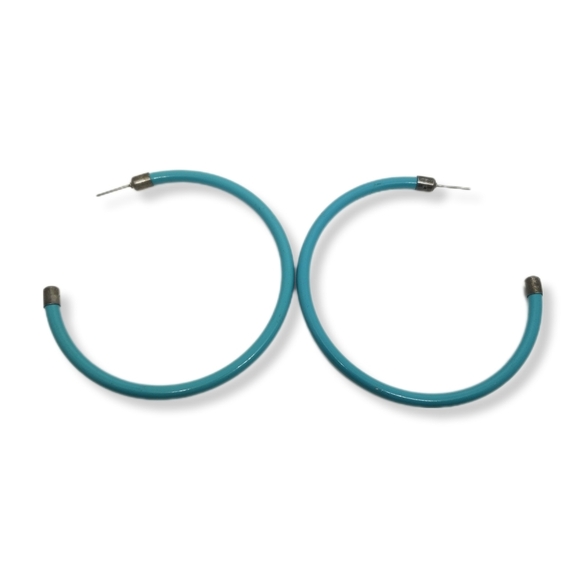 VINTAGE 1970s LARGE TURQUOISE BLUE  ENAMELED HOOP EARRINGS WITH DIAMOND CUTS - Picture 4 of 5